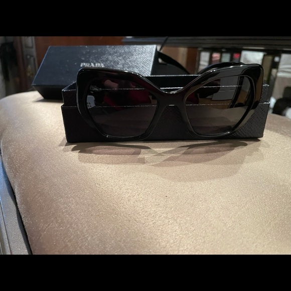 Prada sunglasses - Picture 7 of 7